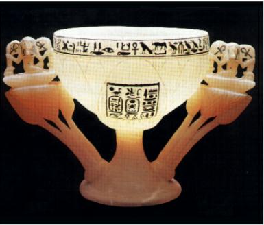 calice en albâtre du trésor de la tombe de Toutânkhamon - Exposé au Musée égyptien du Caire